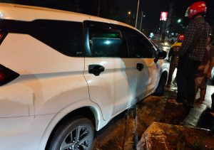 Human Error Mobil Minibus Naik Pembatas Jalan di Banjarbaru