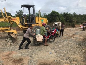 Aksi Polisi di Jalur Alternatif Satui Barat, Bantu Dorong Pemotor yang Mogok