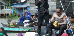 Jum’at Curhat, Kapolda Kalsel Dikasih Pantun Acil-acil di Pasar Terapung