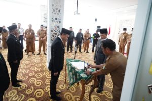 Tingkatkan Pelayanan, Sekda Tanah Bumbu Lantik Pejabat Eselon II, III dan IV