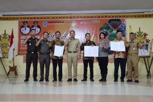 Bupati Berikan Piagam Penghargaan kepada Dunia Usaha Di Kabupaten Lamandau