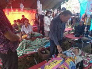 Bupati Kapuas Jenguk Ratusan Warga Keracunan Makanan