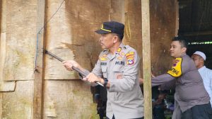 Kapolsek Satui Pimpin Langsung Bedah Rumah Warga Kurang Mampu