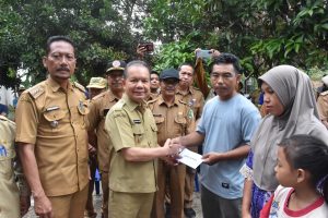 Ben Brahim Sambangi dan Beri Bantuan Korban Kebakaran di Desa Bandar Mekar