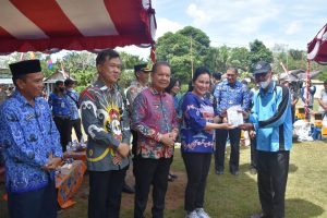 Bupati Kapuas Dampingi Anggota Komisi III DPR RI Serahkan 14 Unit Mesin Pengolah Pakan Ikan