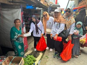 Jum’at Berkah, Tukang Sapu, Becak dan Pedagang Kecil di Tanbu Dapat Nasi Kotak