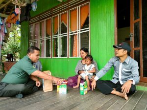 Babinsa Koramil Jajaran Kodim Tanah Bumbu Distribusikan Paket Bantuan Anak Stunting
