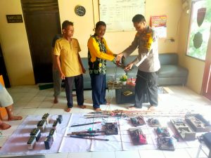 Sukarela Warga Tamban Serahkan Alat Tangkap Ikan Setrum ke Polisi