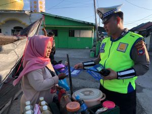 Bagikan Leaflet dan Stiker, Satlantas Polres Batola Sosialisasi Keselamatan Lalu Lintas