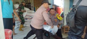 Kapolsek Jejangkit Dampingi Penyaluran Bansos Warga Terdampak Banjir