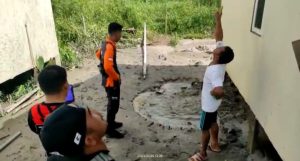 Gali Sumur Bor, Penghuni Komplek Perumahan Kota Kapuas Baru Digegerkan Semburan Lumpu