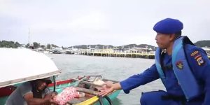 Sat Polairud Polres Kotabaru Bagikan Takjil Kepada Warga Pesisir