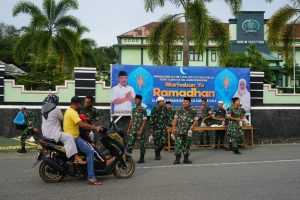 Hari ke Enam Ramadhan 1444H, Kodim Tanah Bumhu Bagikan Takjil Bagi Pengguna Jalan