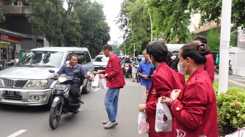 Universitas Bung Karno dan ReJO Berbagi Takjil di Jakarta Pusat