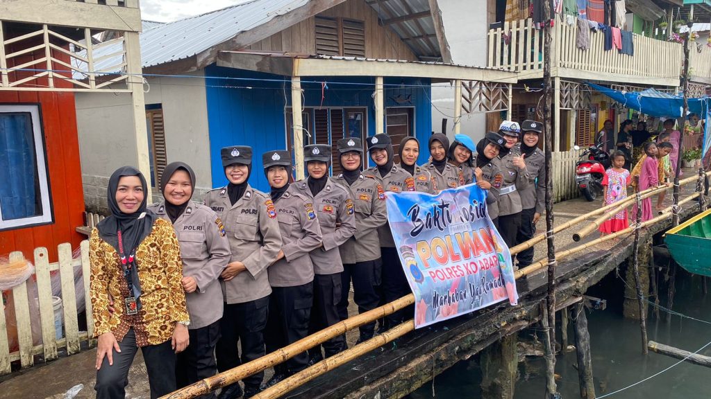 Polwan Cantik di Kotabaru Ini Rela Berpanas-panasan Demi Salurkan Paket Sembako