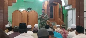 Beri Kultum Tarawih, Danramil Kusan Hilir Sampaikan Kiat-kiat Meningkatkan Iman dan Taqwa