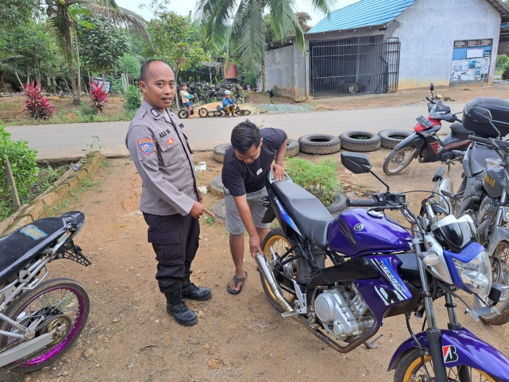 Menindaklanjuti Aduan di Instagram Bhabinkamtibmas Desa Sekapuk Tertibkan Knalpot Brong