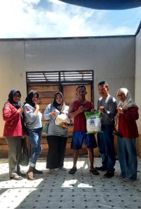 Ormas Rumpis Kotabaru Salurkan Sembako Kepada Korban Angin Puting Beliung