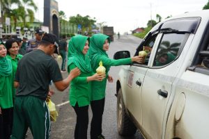Personil Kodim Tanbu Bersama Pengurus Persit Cabang XLIX Dim Bagikan Takjil