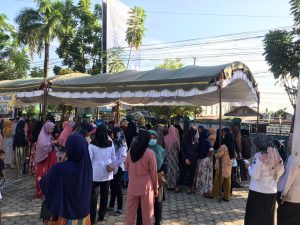 Warga Serbu Pasar Murah di Kantor Kecamatan Simpang Empat