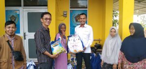 PT Pelsart Bersama PWI Kotabaru Salurkan Sembako dan Paket Lebaran