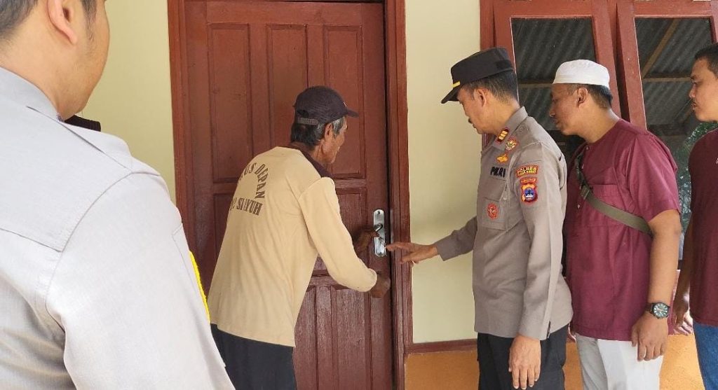 Bedah Rumah Selesai Polisi Serahterimakan Kunci