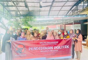 Anggota DPRD Tanbu, Hj.Ernawati Bagikan Ratusan Paket Lebaran