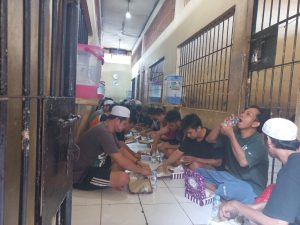 Kapolres Kotabaru Makan Bersama Tahanan