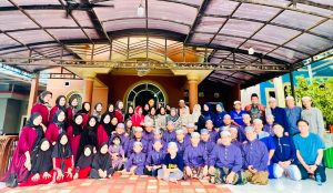 Warga Satui Serbu Kediaman Hj.Ernawati Saat Open House