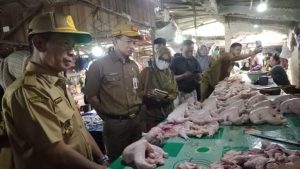 Pastikan Bahan Pangan Aman, Sekda Tanbu Sidak Pasar Harian