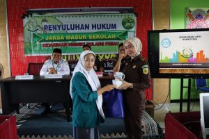 Sosialisasikan Bahaya Narkoba, Kejari Pulpis Gelar JMS di MAN 1 Pulang Pisau