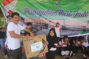 HUT ke-2 Teluk Kepayang, Warga Kurang Mampu dan Lansia Terima Bansos