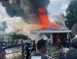 Barak 12 Pintu dan 1 Rumah di Kapuas Berkobar di Pagi Hari  