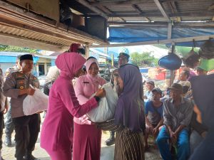 Jelang Hari Bhayangkara ke-77 Polres Kotabaru Bagikan Paket Sembako