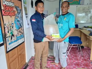 Warga Desa Sei Telan Muara Datangi Kantor Desa, Ambil Bibit Ayam Petelur