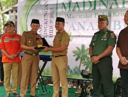 Sekda Tanbu Serahkan Piagam Adipura Lokal