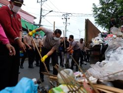 Cinta Kebersihan, Polda Kalsel Lakukan Aksi Bersih-bersih Lingkungan