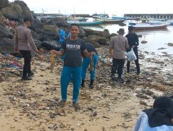 Polsek Pulau Sembilan Gelar Aksi Bersihkan Sampah di Pesisir Pantai