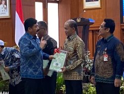 Sekda Tanbu Hadiri Penyerahan Sertifikat Tanah Instansi Pemerintah Daerah