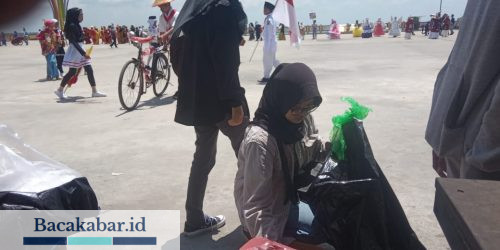 Pelajar SMADA Bersihkan Sampah Usai Pawai Karnaval di Kotabaru