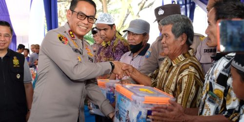 Kapolda Kalsel Berikan Bantuan Kepada Masyarakat dan Penyandang Difabel