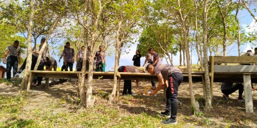 Bintara Remaja Polres Kotabaru Bersihkan Objek Wisata Gunung Mamake