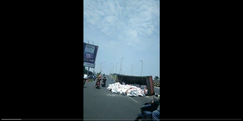 Truk Terbalik di Jembatan Sulawesi Banjarmasin
