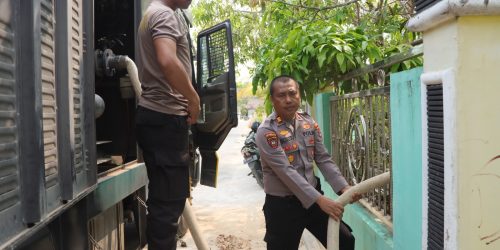 Polres Kotabaru Salurkan Air Bersih Bagi Warga Terdampak Musim Kemarau