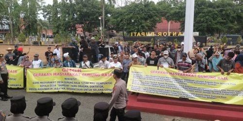 Masyarakat Gunung Raja Tuntut Kades Dibebas Tugaskan