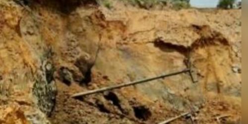 Longsor Sejahtera Mulia Tanbu Tumbangkan Tiang Listrik