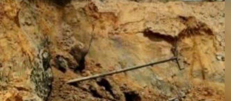 Longsor Sejahtera Mulia Tanbu Tumbangkan Tiang Listrik