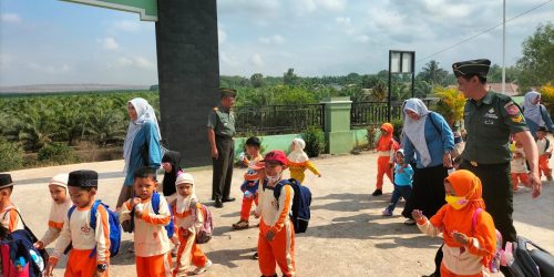 Kenali Profesi TNI, Murid SD An-Nahl Kunjungi Koramil 1022-07/Angsana