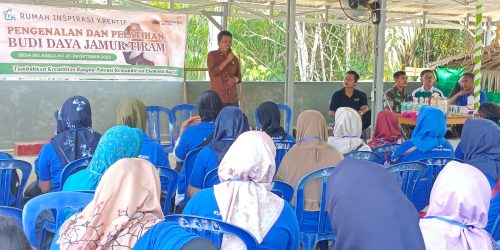 Ketua RIK Tanbu Serahkan Piagam Peserta Pelatihan Budidaya Jamur Tiram dan Pembuatan Pupuk Organik