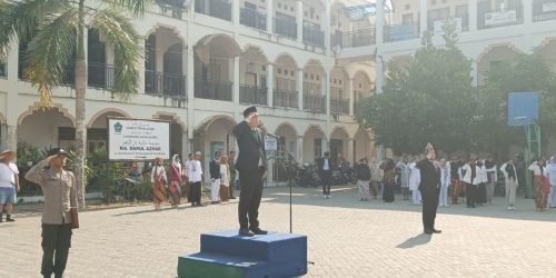 Upacara Peringatan Hari Pahlawan di MA Darul Azhar Tanah Bumbu